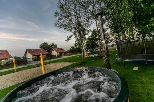 Ostoja Lemany - domki na Kaszubach, sauna, balia-jacuzzi, plac zabaw, tyrolka , dwa boiska, miejsce na ognisko, grill gazowy