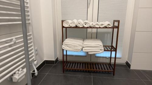 ケルンにあるModen Apartment in central cologne with free parkingのバスルーム(タオルラック、タオル付)