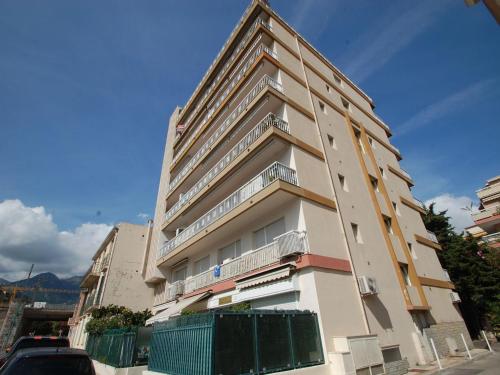 Studio au dernier étage avec terrasse, parking privé, clim, et wifi - centre ville et plage à proximité
