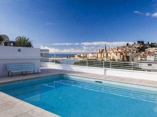 une piscine sur le toit d'un immeuble dans l'établissement Appartement 2P Calme avec Piscine et Parking - Terrasse, Proche Plages et Centre de Menton - FR-1-196-239, à Menton
