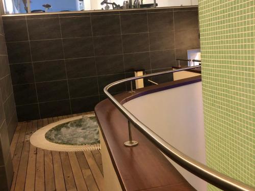 une salle de bain avec une baignoire et un lavabo dans l'établissement Magnifique 3P face mer avec terrasse de 46m² et parking privé - FR-1-196-250, à Menton