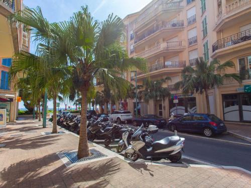 Grand 2P face mer avec balcon, parking, piscine et spa en centre-ville à Menton