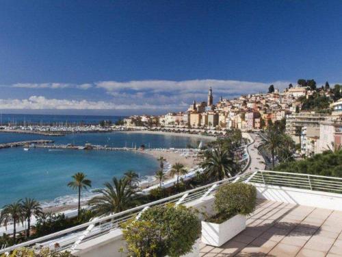 Superbe appartement climatisé avec grande terrasse et parking à Menton