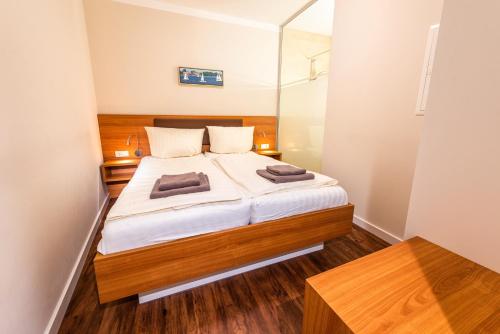 Postel nebo postele na pokoji v ubytování Zum Brandenburger Tor 24H Check In