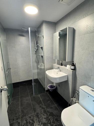 Ένα μπάνιο στο Jesselton Quay- 2Bedrooms modern concept-free wifi & netflix