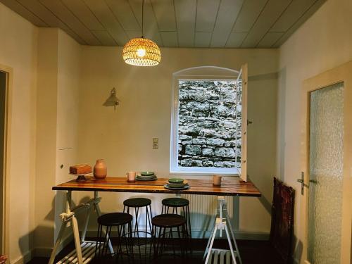 cocina con encimera con taburetes y ventana en Zentrale gemütliche Wohnung Nähe Bahnhof, en Schwäbisch Hall