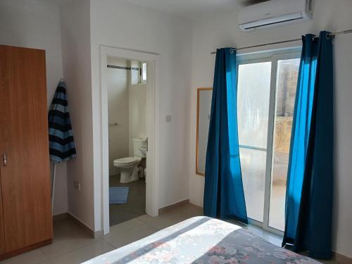 Ένα μπάνιο στο Seafront Semi-Villa with Stunning Seaview