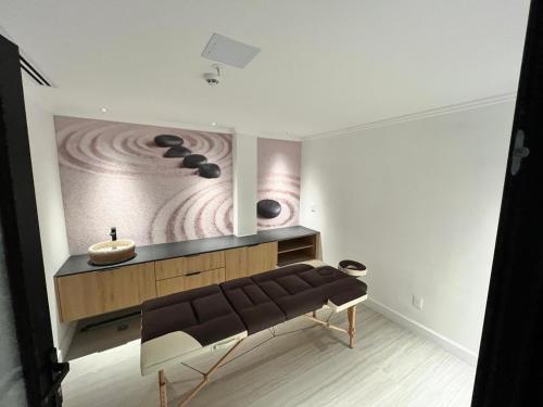a living room with a bench and a painting on the wall at Sea Garden Towers PDE in Punta del Este