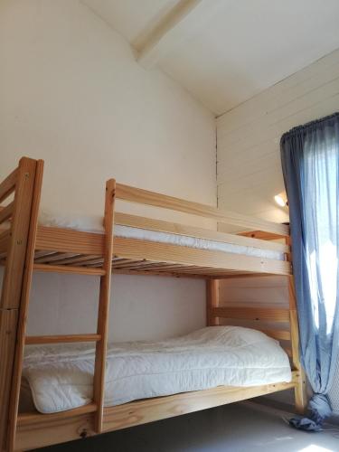 Postel nebo postele na pokoji v ubytování Agréable maison calme avec terrasse, jardin et vue sur verger