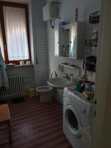 a bathroom with a washing machine and a sink at eleonora in Grottammare