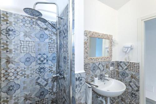 a bathroom with a sink and a shower at Casa Lydia in Rio nellʼElba