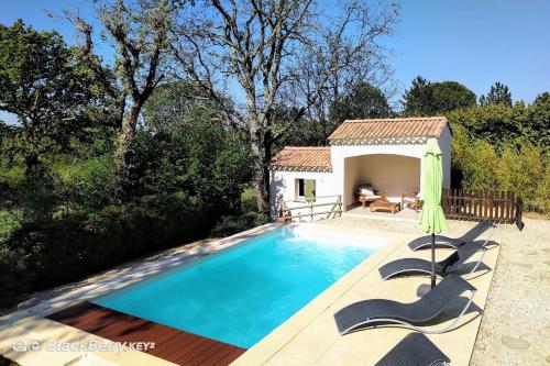 Belle maison avec piscine et terrain entièrement clôturé