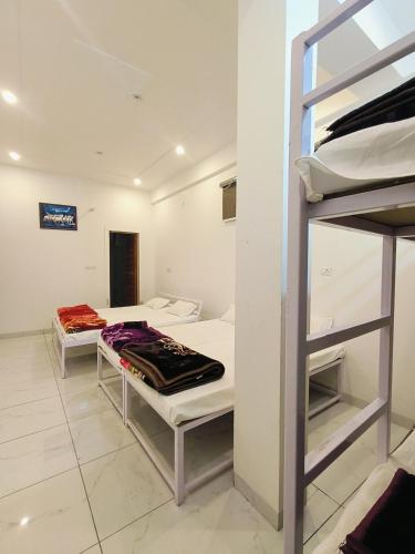 Кровать или кровати в номере Ganga hotel