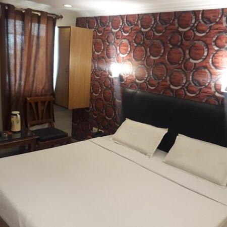 Кровать или кровати в номере Ganga hotel
