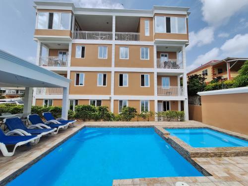Pool Side 1 bedroom Apartment, 2 minutes from Roseau