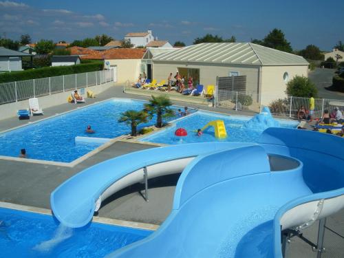 - une piscine avec un parc aquatique doté d'un toboggan dans l'établissement Le Chalet de L Auzance - Piscine & Plage, à Brem-sur-Mer
