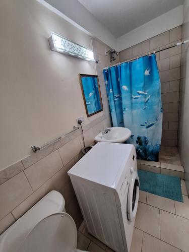 Un baño con inodoro, lavabo y ducha. en VIP Residence Dominica, en Roseau