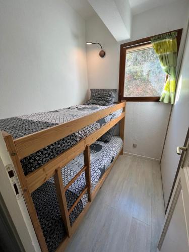 deux lits superposés dans une chambre avec fenêtre dans l'établissement Apartment, Favone, Corse du Sud, plage 50m, à Sari-Solenzara