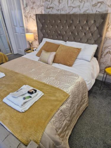 ein Schlafzimmer mit einem großen Bett mit großem Kopfteil in der Unterkunft Rocklea Hotel in Blackpool