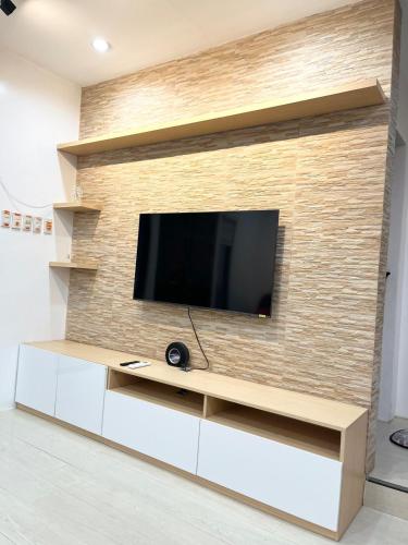 ein Flachbildfernseher, der an einer Ziegelwand montiert ist in der Unterkunft Mi Casa, Exclusive Villa zel in Ilihan