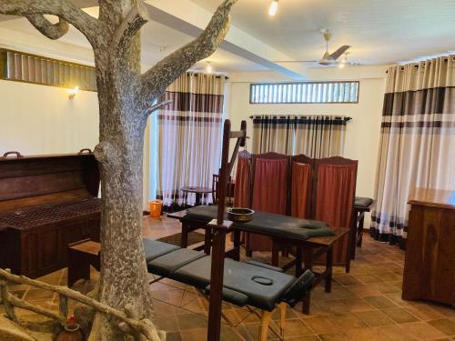 Posezení v ubytování Rainforest Lodge, Deniyaya singheraja