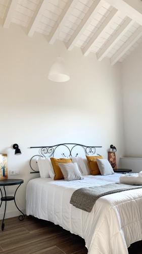 a bedroom with a large bed with white sheets and pillows at Láurea Ecocasona in Oreña