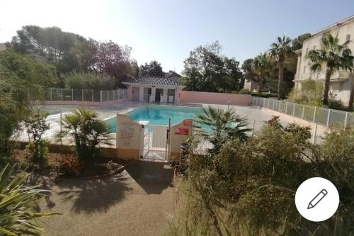une image d'une piscine dans une cour dans l'établissement Residence Bord de mer, à Fréjus
