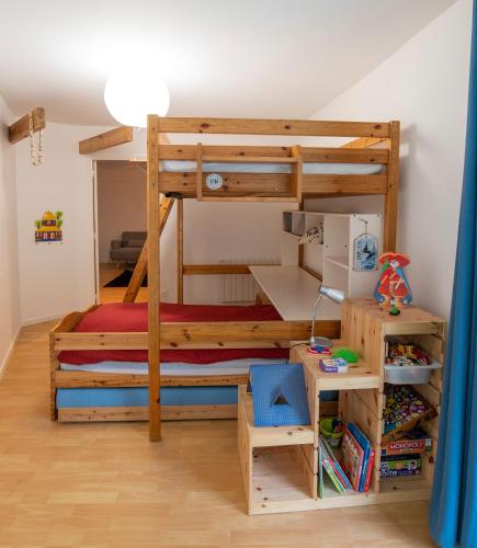 une chambre avec un lit superposé et un bureau dans l'établissement Vaste loft face à la plage, vue mer, à Plougonvelin