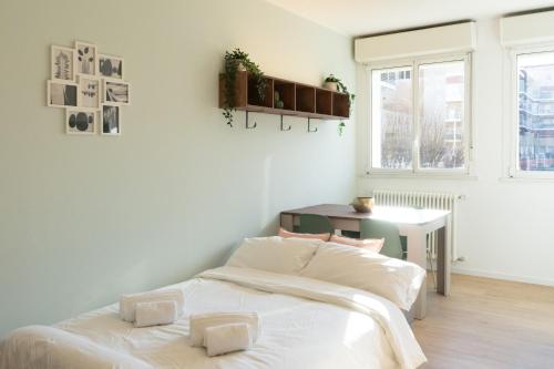 Postel nebo postele na pokoji v ubytování Arcimboldi's Nest - Close to Metro and Train