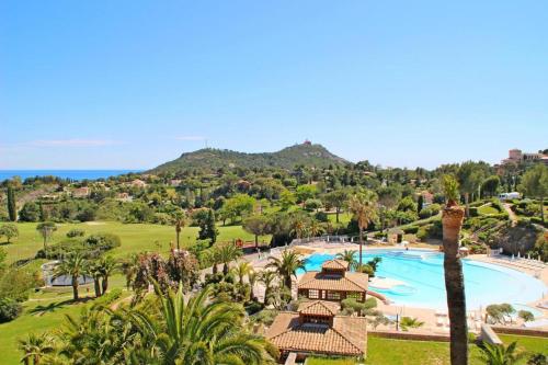 une vue aérienne d'un complexe avec piscine dans l'établissement La Mer, à Saint-Raphaël