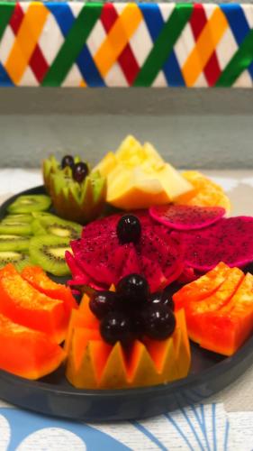 a plate of fruit and vegetables on a table at Espaço Sairé - 8 minutos da Praia in Alter do Chao