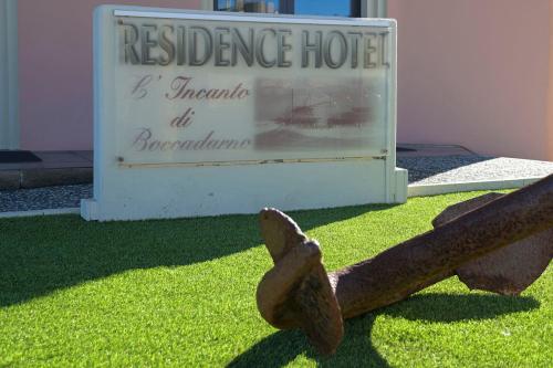 a sign for aresurance hotel with a large anchor at L'incanto Di Boccadarno in Marina di Pisa