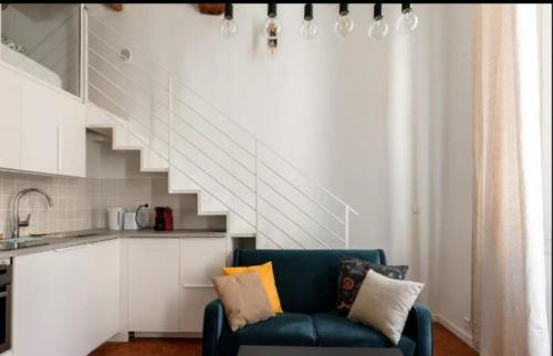 - un salon avec un canapé bleu et un escalier dans l'établissement Appartement authentique au centre d'Antibes, à Antibes