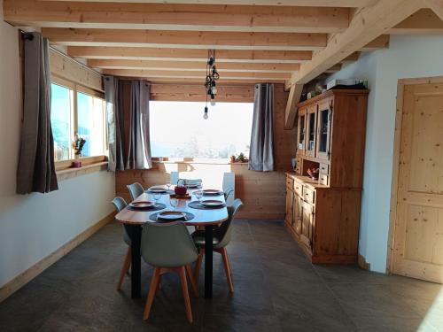 une salle à manger avec une table et des chaises en bois dans l'établissement Chalet la Belle Verte, à Saint-Sigismond