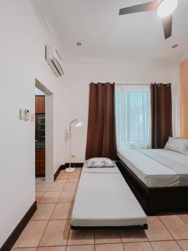 Katil atau katil-katil dalam bilik di Casa Vista Talisay Overlooking House With Pool cel