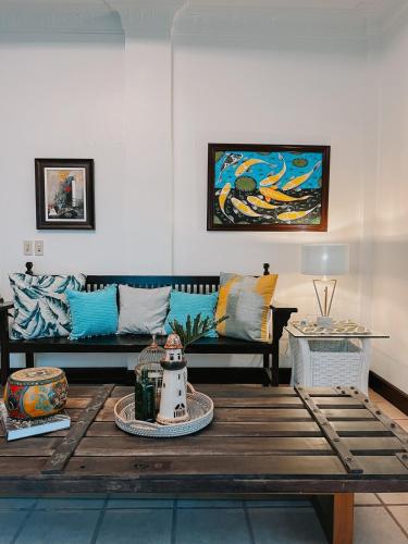 Ruang duduk di Casa Vista Talisay Overlooking House With Pool cel