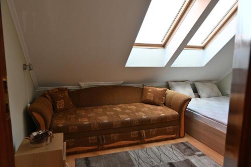 A seating area at Liszkai Apartman