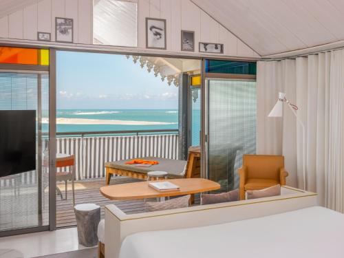 Μια τηλεόραση ή/και κέντρο ψυχαγωγίας στο Hotel La Co(o)rniche