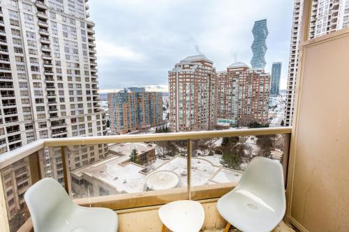 High-End 2BR 2BATH Condo-Steps to Square One Mall semasa musim sejuk