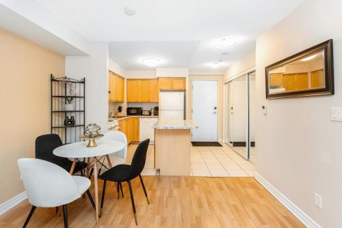 Dapur atau dapur kecil di High-End 2BR 2BATH Condo-Steps to Square One Mall