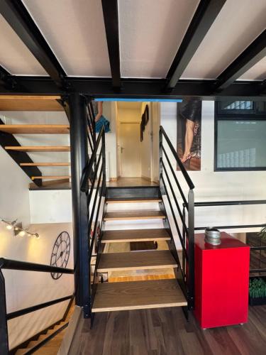 un escalier dans une maison avec une armoire rouge dans l'établissement Loft design chez Lili aux portes de Paris, à Bagnolet