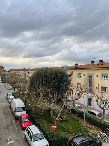 a group of cars parked in a parking lot at APPARTAMENTO Il villaggio in Pontedera