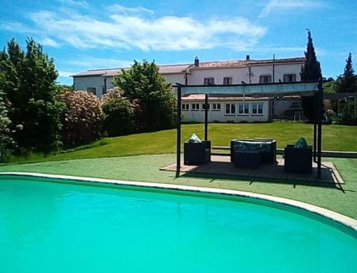 une piscine devant une maison dans l'établissement Argein, à Villautou