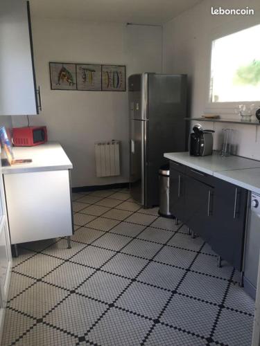 Il comprend une cuisine équipée d'un réfrigérateur. dans l'établissement Maison du bois, à Andernos-les-Bains