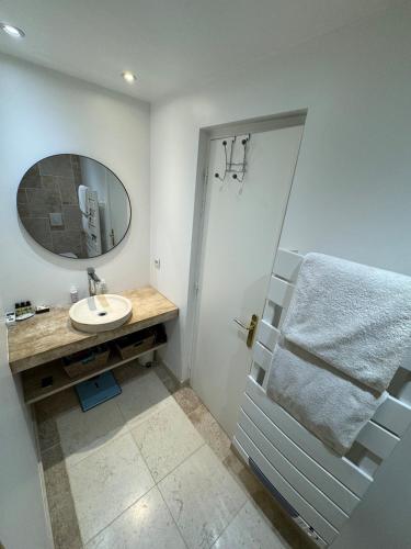 une salle de bain avec un lavabo et un miroir dans l'établissement 4 pieces 80m2, plage 7 mn a pied, parking gratuit, à Benerville-sur-Mer