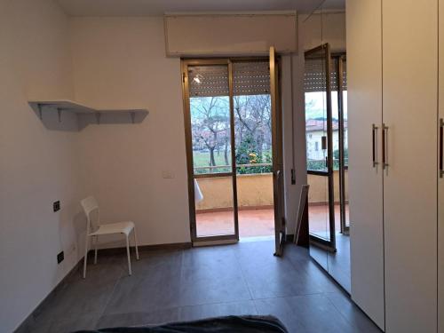 une pièce vide avec une porte et une chaise dans l'établissement Casa Mare Massa Pinete, à Marina di Massa