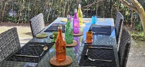 En have udenfor Le Château de la Pinède - début Cap d'Antibes - garden flat, swimming pool, tennis