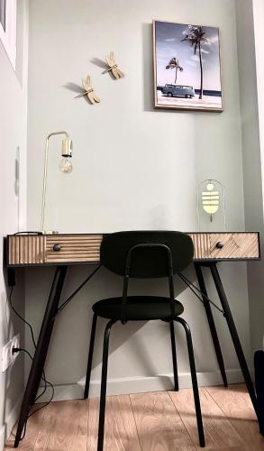 a desk with a chair in front of a wall at Un appartement en centre ville , à 2 pas du château de Villers Cotterets in Villers-Cotterêts