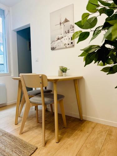 une table à manger avec une chaise et un bureau dans l'établissement Un appartement en centre ville , à 2 pas du château de Villers Cotterets, à Villers-Cotterêts