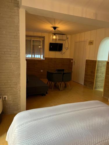 Televízia a/alebo spoločenská miestnosť v ubytovaní APARTAMENTOS HÉRCULES SEVILLa